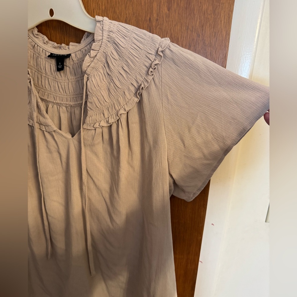 EUC tan/camel colored short sleeve top by Torrid, size 1 (14-16) - Picture 13 of 13